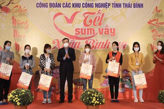 Bí thư Tỉnh ủy Thái Bình Ngô Đông Hải trao quà Tết cho công nhân lao động Công ty Trách nhiệm hữu hạn TAV.