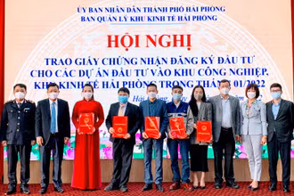 Trao Giấy phép đầu tư và Giấy chứng nhận đăng ký kinh doanh cho 5 doanh nghiệp.
