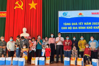 Đại diện Cơ quan Thường trực Báo Nhân Dân tại TP Cần Thơ tặng quà Tết tại thị xã Tân Châu.
