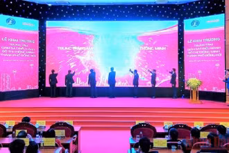 Các đại biểu thực hiện nghi thức khai trương Trung tâm giám sát điều hành đô thị thông minh thành phố Đồng Hới.