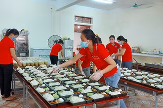 Giáo viên Trường mầm non 1 Tân Lâm Hương (huyện Thạch Hà, tỉnh Hà Tĩnh) hỗ trợ hàng nghìn suất ăn miễn phí phục vụ người dân cách ly y tế tại trường.