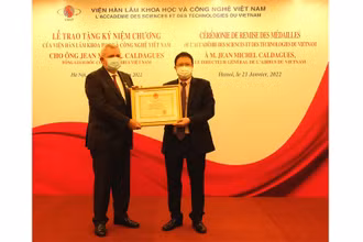 Giáo sư, Viện sĩ Châu Văn Minh, Chủ tịch Viện Hàn lâm Khoa học và Công nghệ Việt Nam trao Kỷ niệm chương cho ông Jean-Michel Caldagues.