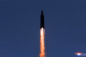 Hình ảnh một vụ phóng tên lửa do KCNA cung cấp.