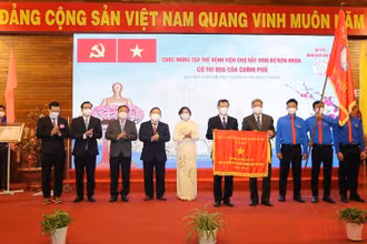 Bệnh viện Chợ Rẫy đón nhận Cờ thi đua của Chính phủ.
