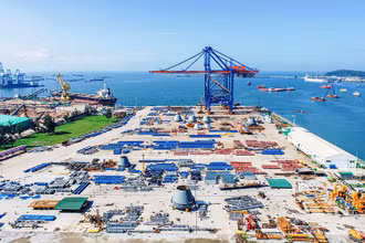 Doosan Vina đang sản xuất, lắp dựng các cẩu trục Super Post Panamax STS cung ứng cho cảng quốc tế Gemalink, Bà Rịa-Vũng Tàu.