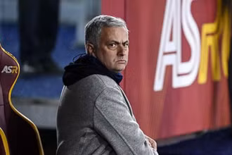 Jose Mourinho thẫn thờ sau thất bại 3-4 trước Juventus ngày 10/1. (Ảnh: WhatsNew2Day)