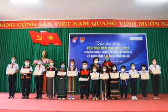 Nguyên Phó Chủ tịch nước Trương Mỹ Hoa và lãnh đạo Sở Giáo dục và Đào tạo tỉnh Đắk Lắk trao học bổng Vừ A Dính cho các em học sinh dân tộc thiểu số có thành tích học tập xuất sắc trên địa bàn tỉnh Đắk Lắk.