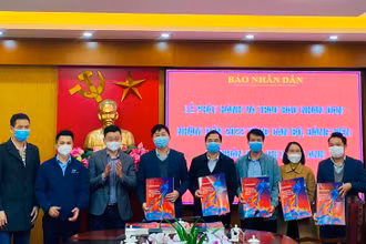 Đại diện các đơn vị trao tặng báo Xuân cho các địa phương, trường học thị xã Kỳ Anh.