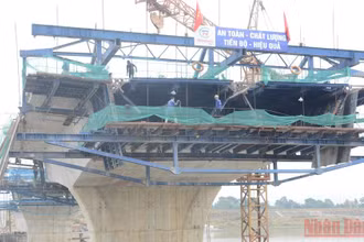 Nhà thầu huy động nhân lực triển khai thi công cầu Núi Đọ thuộc dự án cao tốc Quốc lộ 45-Nghi Sơn. (Ảnh: QUANG HƯNG)