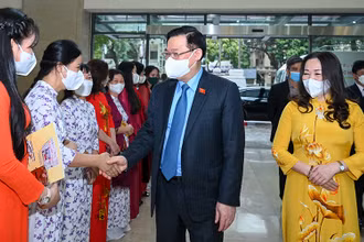 Chủ tịch Quốc hội Vương Đình Huệ với cán bộ, phóng viên báo Đại biểu nhân dân tại Hội nghị. 