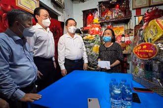 Đồng chí Nguyễn Trọng Nghĩa thăm, chúc Tết gia đình bà Triệu Lệ Anh