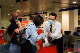 Hành khách làm thủ tục bay tại sân bay Nội Bài.