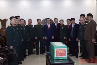 Đại tướng Phan Văn Giang thăm, chúc Tết và trao quà Tết tại huyện Nam Trực (Nam Định).