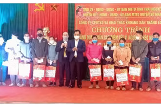 Chủ tịch UBND tỉnh Thái Nguyên Trịnh Việt Hùng và lãnh đạo Công ty cổ phần Đầu tư xây dựng và khai thác khoáng sản Thăng Long tặng quà hộ nghèo trên địa bàn xã Thần Sa.