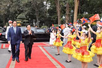 Thủ tướng Phạm Minh Chính đón Thủ tướng Lào Phankham Viphavanh. (Ảnh: TRẦN HẢI)