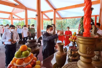 Chủ tịch Quốc Hội Vương Đình Huệ viếng, dâng hoa, dâng hương Chủ tịch Hồ Chí Minh tại Khu tưởng niệm.