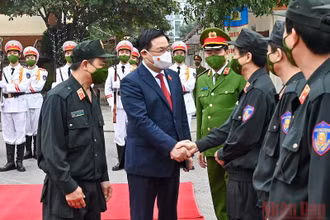 Chủ tịch Quốc hội Vương Đình Huệ với cán bộ chỉ huy Bộ Tư lệnh Cảnh sát cơ động. (Ảnh: Duy Linh)