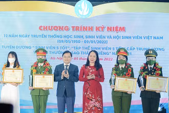 Các đồng chí Võ Thị Ánh Xuân và Nguyễn Anh Tuấn (thứ 3 và thứ 4 từ phải qua) trao danh hiệu “Sinh viên 5 tốt” cấp Trung ương tặng các cá nhân xuất sắc, tiêu biểu tại buổi lễ.