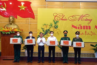 Đồng chí Trần Cẩm Tú tặng quà, động viên các lực lượng tuyến đầu chống dịch tại Quảng Bình.