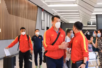 Các cầu thủ làm thủ tục nhập cảnh tại sân bay quốc tế Melbourne. (Ảnh: VFF)