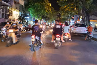 Đi xe gắn máy không đội mũ bảo hiểm bị phạt gấp đôi mức hiện hành.