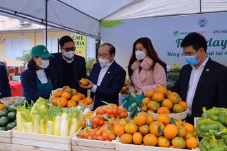 Chủ tịch Liên minh Hợp tác xã Nguyễn Ngọc Bảo tham quan tại gian hàng nông sản sạch.