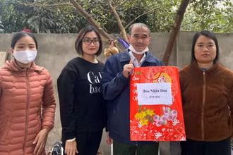 Phóng viên Báo Nhân Dân cùng cán bộ Phòng Lao động-Thương binh và Xã hội thành phố Điện Biên Phủ trao quà Tặng ông Lê Huy Hoàng.