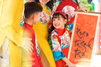 Hình ảnh xuân đoàn viên ấm áp trong clip "Việt Nam: Đi Để Yêu! - Xuân đoàn viên". (Ảnh chụp màn hình) 