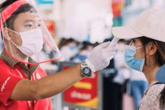 Kiểm tra thân nhiệt hành khách bay nội địa. (Ảnh: Cục Hàng không Việt Nam cung cấp)