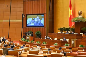 Các đại biểu Quốc hội tham dự phiên thảo luận tại điểm cầu hội trường Diên Hồng ngày 10/1. (Ảnh: LINH KHOA)
