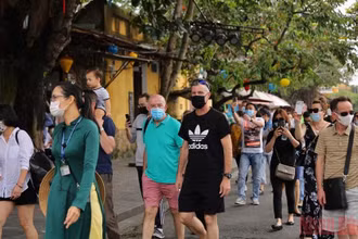 Du khách quốc tế tham quan Hội An, Quảng Nam. (Ảnh: DUY HẬU)