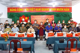 Đoàn công tác Quân khu 9 tặng quà cho người dân huyện Mỹ Tú. 