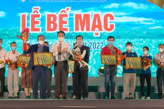 Chủ tịch UBND tỉnh Vĩnh Long Lữ Quang Ngời trao giải Nhất cuộc thi Gạo ngon thương hiệu Việt cho sản phẩm gạo Ngọc trời Thiên Vương (LT 28) của Công ty cổ phần Tập đoàn Lộc Trời.