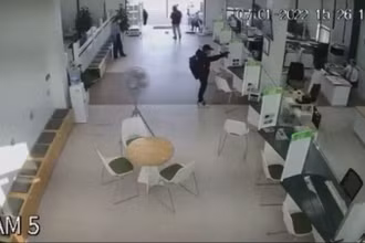 Hình ảnh tên cướp trong phòng giao dịch ngân hàng được camera ghi lại.