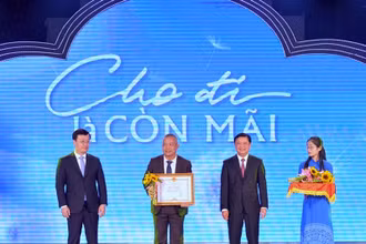 Tặng Bằng khen và hoa tri ân đơn vị đóng góp vào Chương trình "Tết vì người nghèo Xuân Nhâm Dần 2022". (Ảnh: THÀNH CƯỜNG)