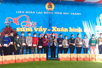 Phó Chủ tịch nước Võ Thị Ánh Xuân và lãnh đạo Tỉnh ủy Sóc Trăng tặng quà Tết cho công nhân, người lao động tại Khu công nghiệp An Nghiệp.
