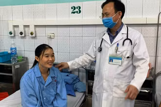 Bác sĩ động viên bệnh nhân bình phục sau điều trị.