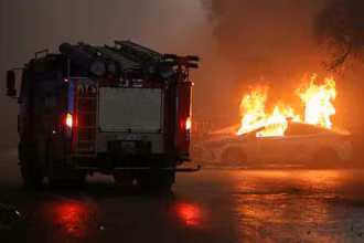 Xe cảnh sát bốc cháy trong cuộc biểu tình tại Almaty, Kazakhstan, ngày 5/1. (Ảnh: Reuters)