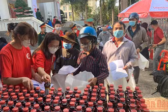 Những người nghèo ở thành phố Buôn Ma Thuột chọn hàng tại phiên “Chợ nhân đạo” xuân Nhâm Dần 2022.