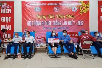 Lãnh đạo ngành y tế Nghệ An, các y, bác sĩ, các tình nguyện viên tham gia hiến máu.