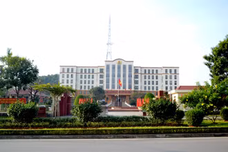 Trụ sở Công an tỉnh Lào Cai, đơn vị thực hiện bắt tạm giam 2 đối tượng vi phạm các quy định về nghiên cứu, thăm dò, khai thác tài nguyên, theo khoản 2, điều 227, Bộ luật Hình sự năm 2015.