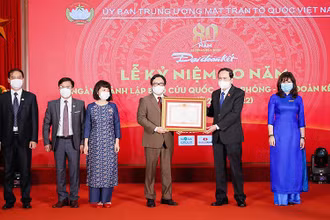 Đồng chí Trần Thanh Mẫn trao Bằng khen của Thủ tướng Chính phủ tặng tập thể người làm Báo Đại Đoàn Kết.