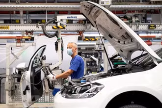 Công nhân làm việc trên dây chuyền lắp ráp xe ô tô của Hãng Volkswagen ở Wolfsburg (Đức). (Ảnh: Reuters/TTXVN)