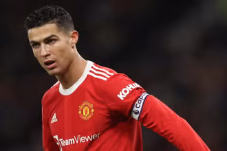 Dù mang băng đội trưởng, Cristiano Ronaldo vẫn không thể chỉ đạo được các đồng đội trẻ. (Ảnh: Getty Images) 