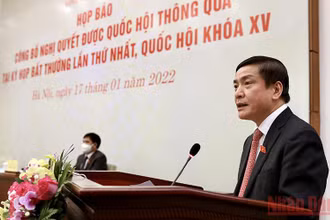 Tổng thư ký, Chủ nhiệm Văn phòng Quốc hội Bùi Văn Cường công bố các Nghị quyết được Quốc hội thông qua tại Kỳ họp bất thường lần thứ Nhất. (Ảnh: Duy Linh)