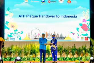 Nghi thức chuyển giao cờ đăng cai Diễn đàn Du lịch ASEAN 2023 giữa Campuchia và Indonesia. 