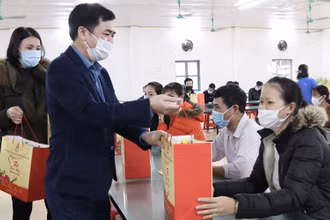 Ông Bùi Xuân Vinh, Chủ tịch Liên đoàn Lao động tỉnh Thái Bình trao quà Tết cho công nhân tại Khu công nghiệp Phúc Khánh.