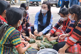 Đồng chí Nguyễn Phạm Duy Trang cùng thiếu nhi dân tộc thiểu số gói bánh chưng, bánh tét tại chương trình “Xuân sẻ chia-Tết yêu thương”.