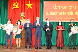 Các đại biểu trao giải A cho các tác giả, nhóm tác giả có thành tích xuất sắc.