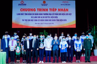 Lãnh đạo tỉnh Điện Biên cùng đại diện học sinh tiếp nhận máy tính bảng, sim 4G do các đơn vị trao tặng.